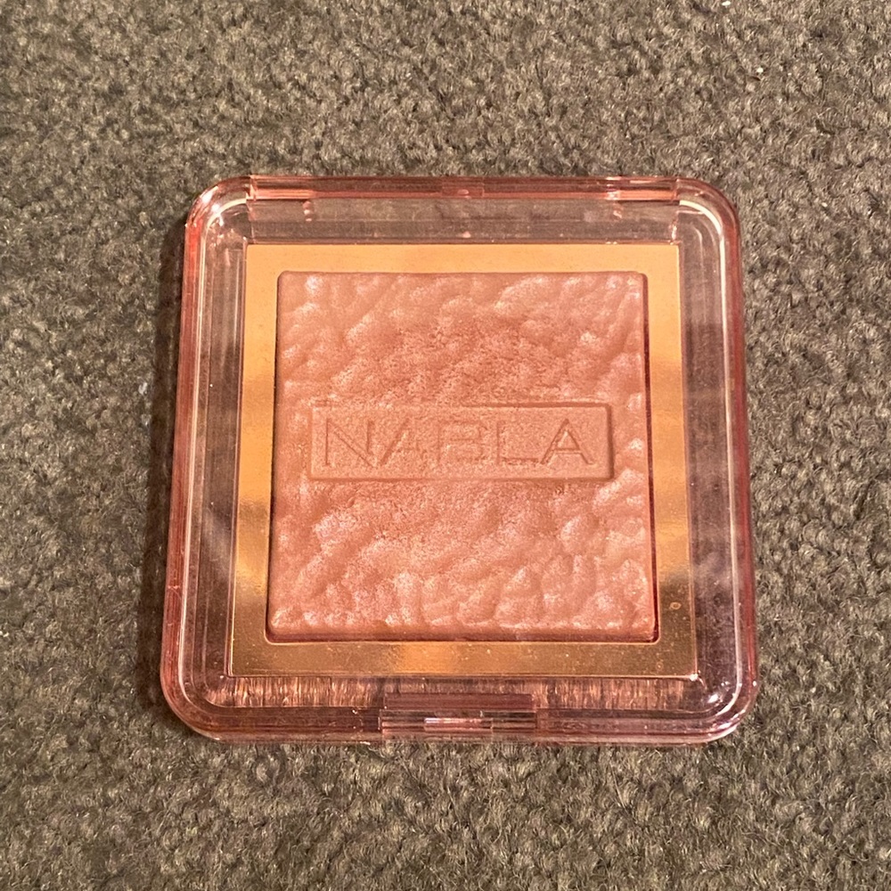 NABLA Skin Glazing Glowy Blush in Independence